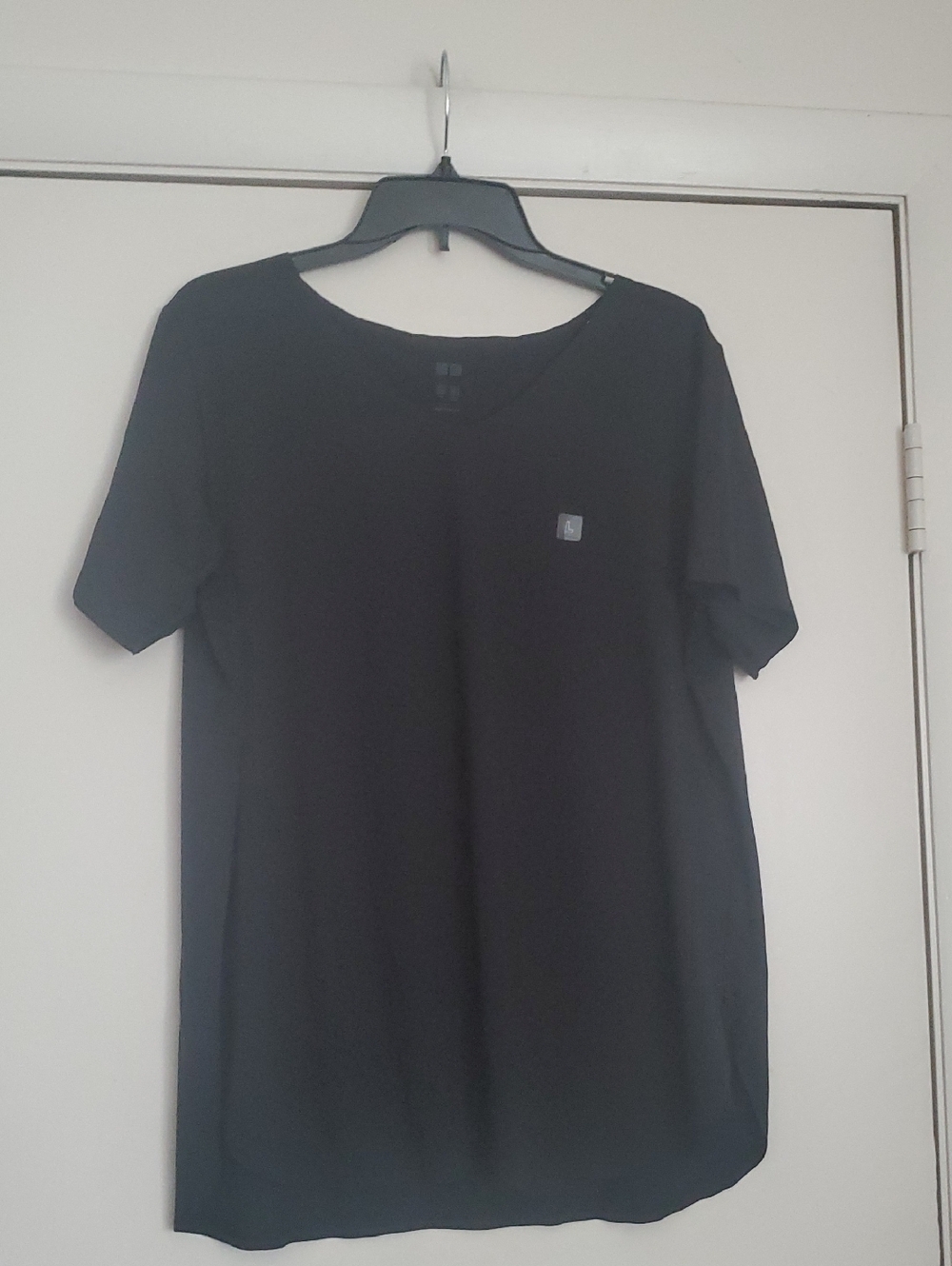 *NWT* Uniqlo Women's Black AIRism V-Neck Short Sleeve Tee
